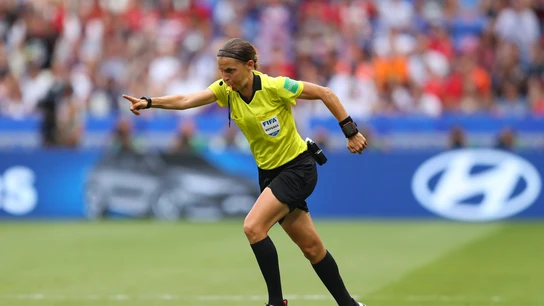 Stéphanie Frappart, durante un partido Stéphanie Frappart, durante un partido