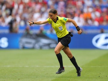 Stéphanie Frappart, durante un partido Stéphanie Frappart, durante un partido