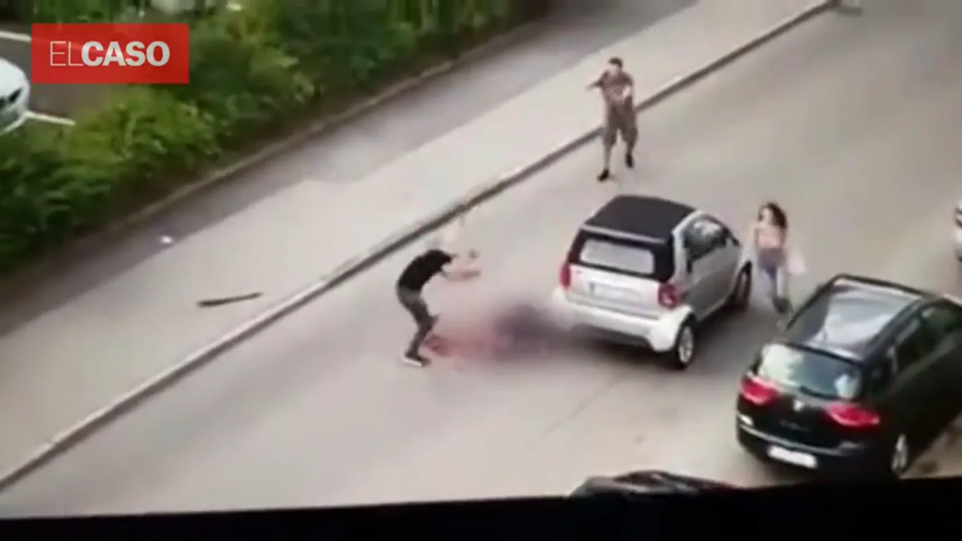 Estremecedoras imágenes: asesina en plena calle a su excompañero de piso con una catana