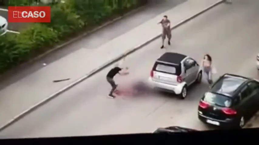 Estremecedoras imágenes: asesina en plena calle a su excompañero de piso con una catana
