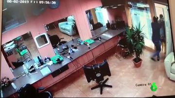 La cámara de seguridad de una peluquería graba la salvaje agresión de un hombre a una mujer en el Raval 