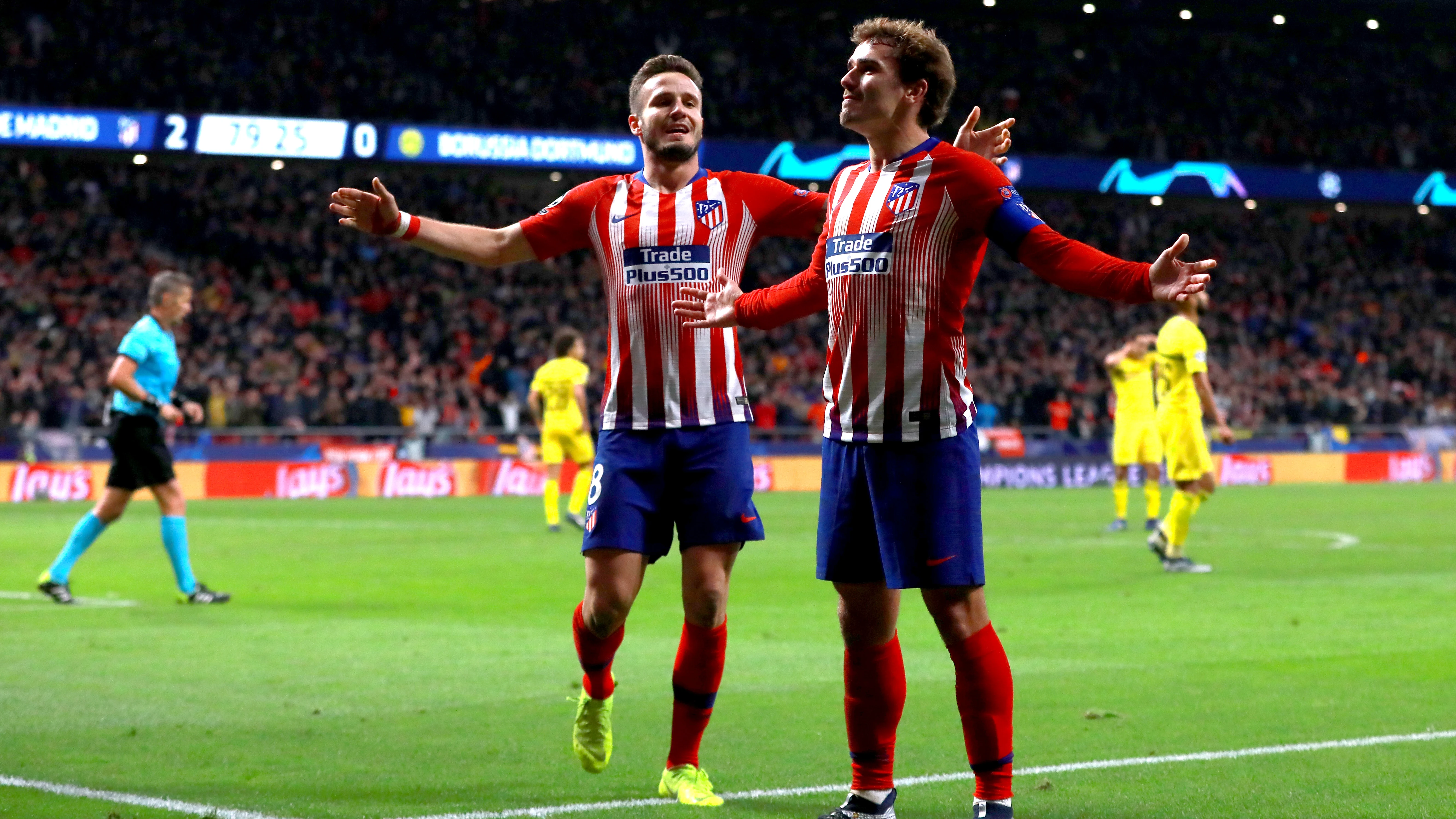 Saúl celebra un gol con Griezmann