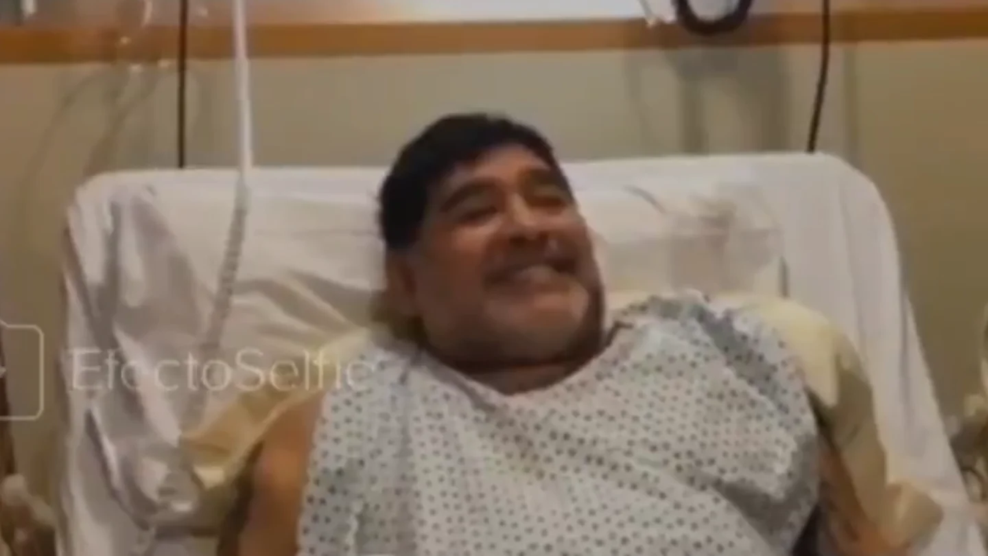 Maradona, siendo entrevistado en el hospital Maradona, siendo entrevistado en el hospital