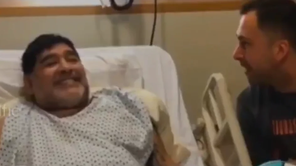 Maradona, siendo entrevistado en el hospital