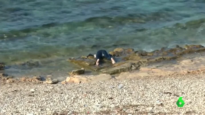 Cadáveres de los migrantes ahogados en el naufragio más mortífero del año siguen llegando a la costa libia