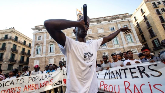 Manteros manifestándose en Barcelona contra el dispositivo policial desplegado Manteros manifestándose en Barcelona contra el dispositivo policial desplegado.