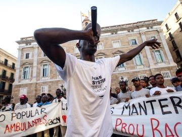 Manteros manifestándose en Barcelona contra el dispositivo policial desplegado Manteros manifestándose en Barcelona contra el dispositivo policial desplegado
