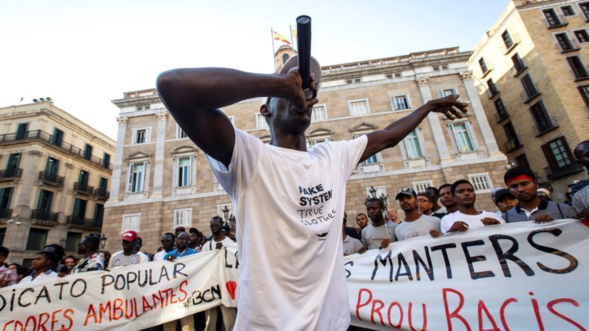Manteros manifestándose en Barcelona contra el dispositivo policial desplegado