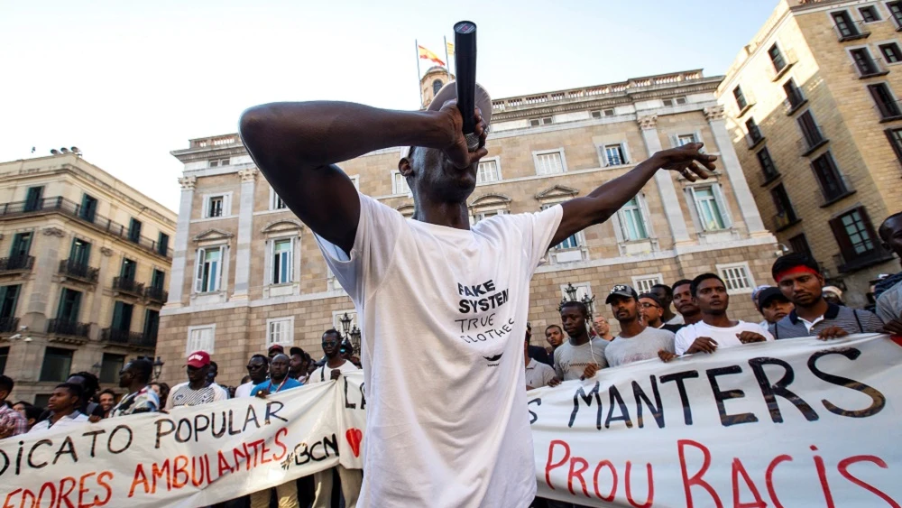 Manteros manifestándose en Barcelona contra el dispositivo policial desplegado.