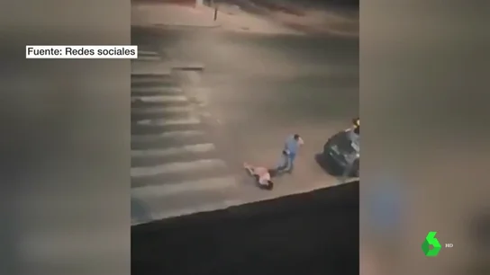 El hombre segundos antes de darle una patada en la cabeza a su mujer. El hombre segundos antes de darle una patada en la cabeza a su mujer.