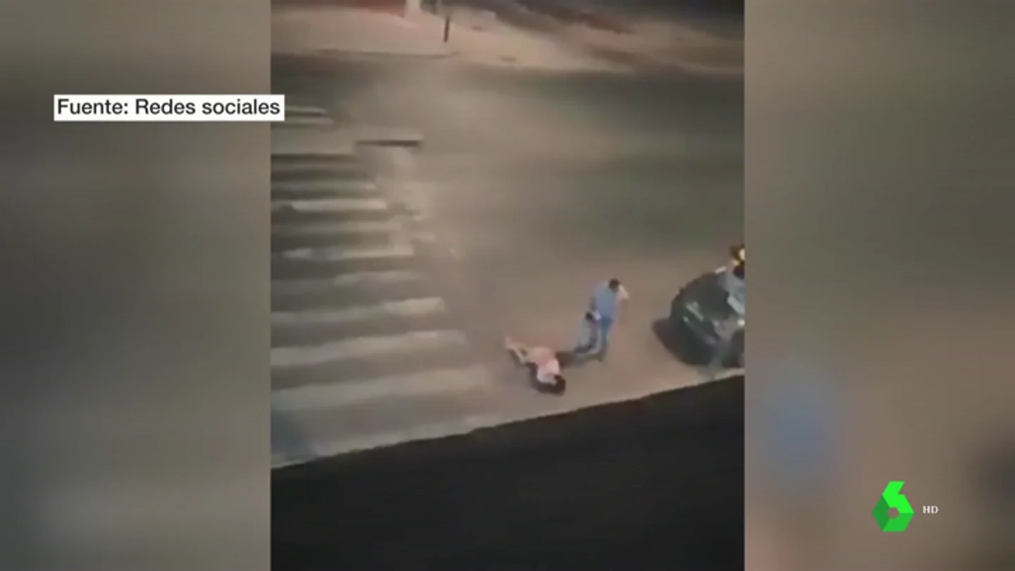 El hombre segundos antes de darle una patada en la cabeza a su mujer. El hombre segundos antes de darle una patada en la cabeza a su mujer.