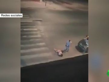 El hombre segundos antes de darle una patada en la cabeza a su mujer.