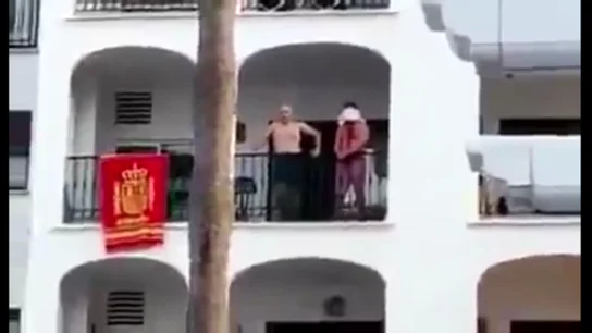 Un hombre amenaza con degollar a un joven ensangrentado y con un corte en la cabeza en un balcón de Málaga Un hombre amenaza con degollar a un joven ensangrentado y con un corte en la cabeza en un balcón de Málaga
