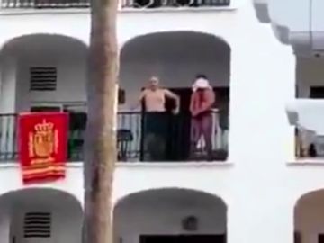 Un hombre amenaza con degollar a un joven ensangrentado y con un corte en la cabeza en un balcón de Málaga Un hombre amenaza con degollar a un joven ensangrentado y con un corte en la cabeza en un balcón de Málaga