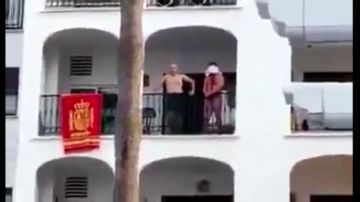 Un hombre amenaza con degollar a un joven ensangrentado y con un corte en la cabeza en un balcón de Málaga