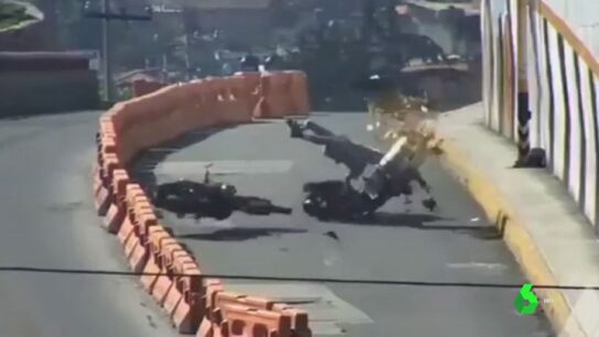 Brutal accidente de dos motoristas en M&eacute;xico que se chocan de frente y no llevan casco 