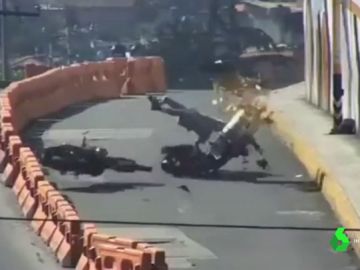 Brutal accidente de dos motoristas en México que se chocan de frente y no llevan casco Brutal accidente de dos motoristas en México que se chocan de frente y no llevan casco