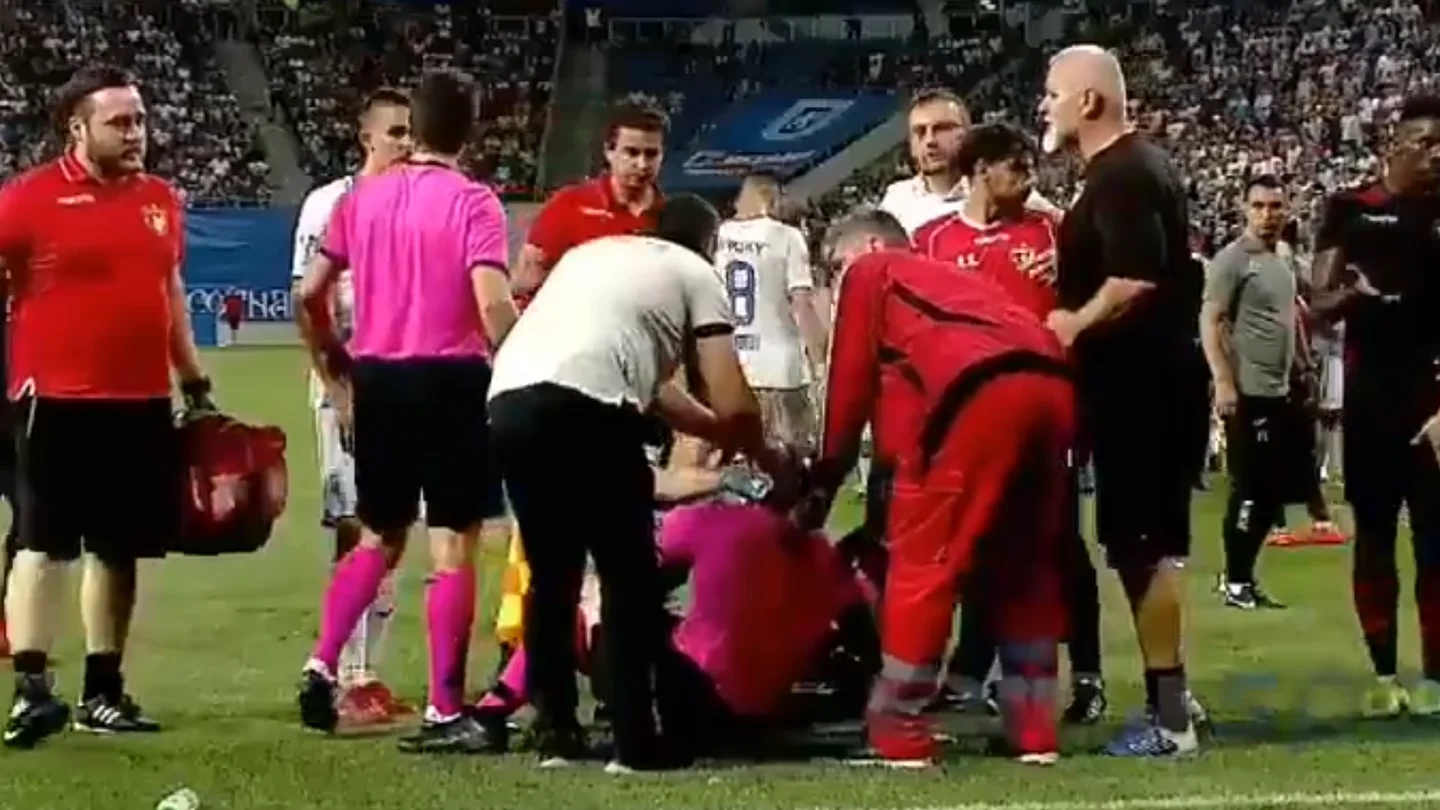 Agreden a un árbitro en pleno partido de Europa League Agreden a un árbitro en pleno partido de Europa League