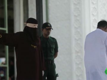 Uno de los acusados momentos antes de recibir un golpe. Uno de los acusados momentos antes de recibir un golpe.