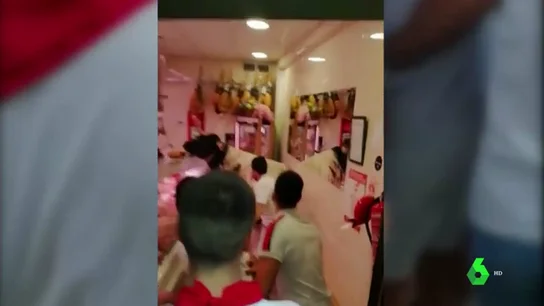 Un cabestro se cuela en una carnicería durante el encierro en Estella, Navarra Un cabestro se cuela en una carnicería durante el encierro en Estella, Navarra