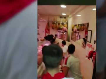 Un cabestro se cuela en una carnicería durante el encierro en Estella, Navarra Un cabestro se cuela en una carnicería durante el encierro en Estella, Navarra