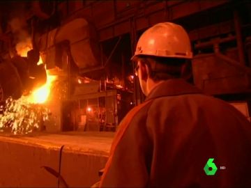 Un obrero en una planta siderúrgica Un obrero en una planta siderúrgica