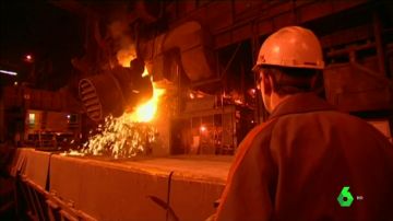 Un obrero en una planta siderúrgica 