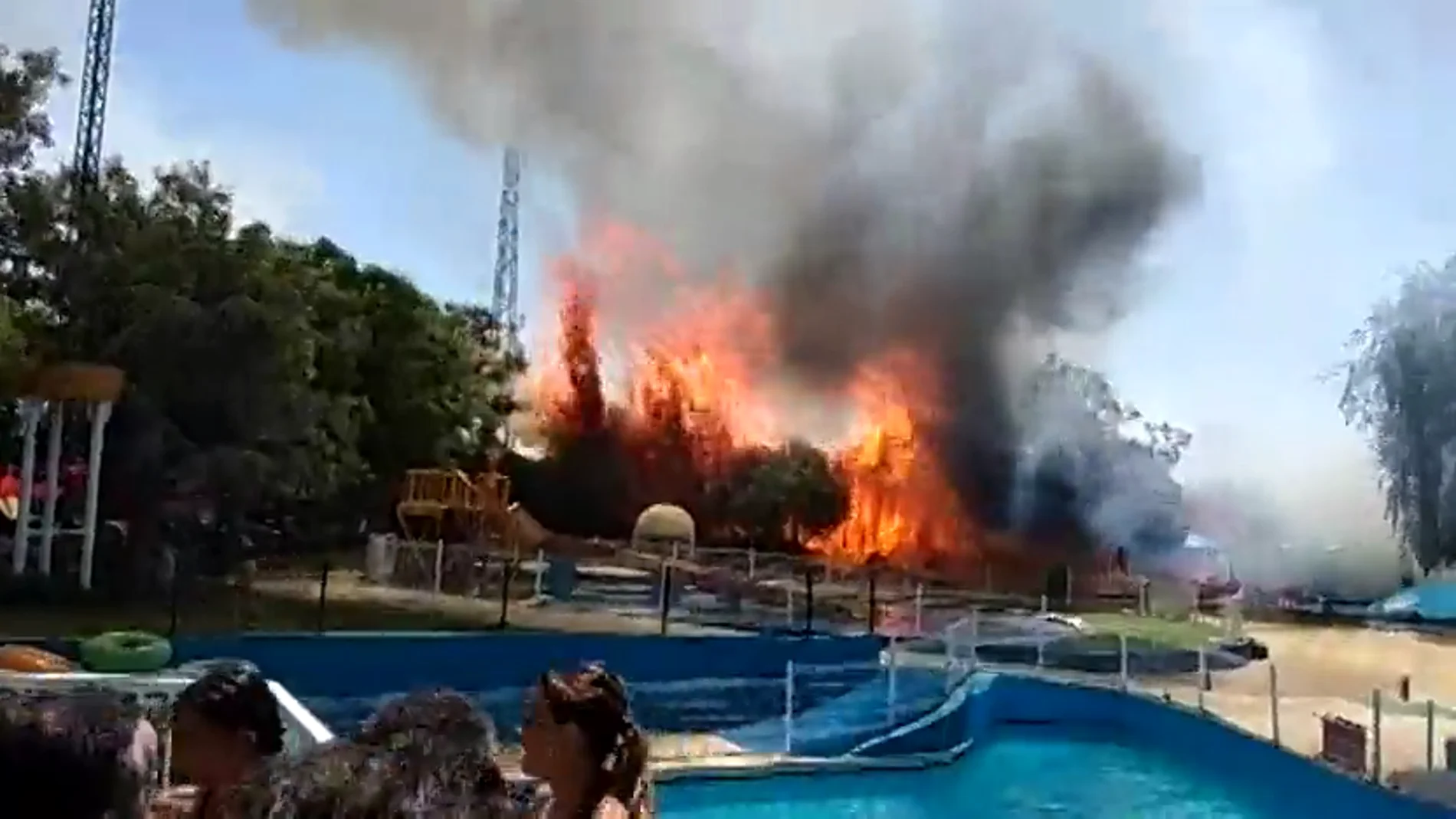 Desalojadas 500 personas del parque acuático de Ciudad Real por un incendio