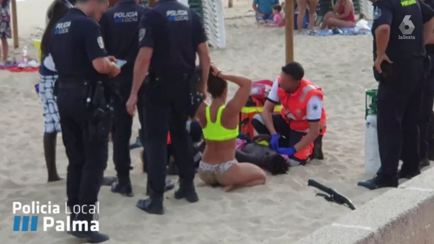 El pequeño rescatado por una socorrista en una playa de Palma: "Pensaba que no me ibas a rescatar porque soy negro"