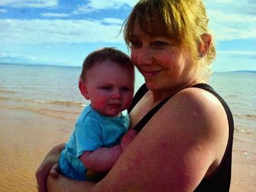 Logan Maclean con su abuela Logan Maclean con su abuela
