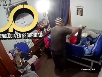 Cuidador maltratando a un joven de 21 años con parálisis cerebral Cuidador maltratando a un joven de 21 años con parálisis cerebral