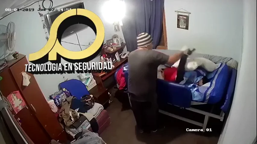 Cuidador maltratando a un joven de 21 años con parálisis cerebral Cuidador maltratando a un joven de 21 años con parálisis cerebral