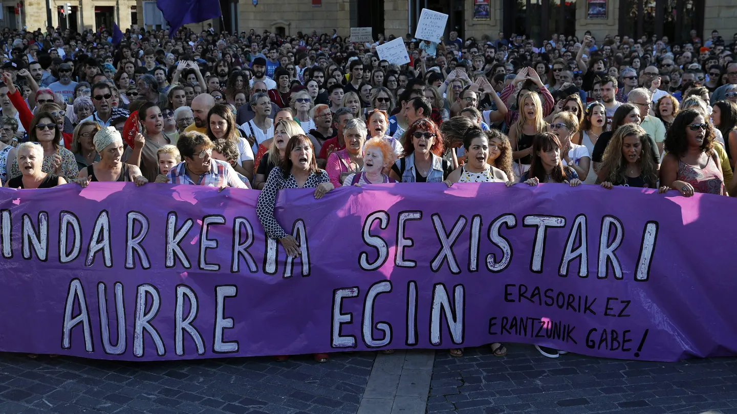 Miles de mujeres se concentran en Bilbao para denunciar la violación grupal de una joven a manos de seis individuos Miles de mujeres se concentran en Bilbao para denunciar la violación grupal de una joven a manos de seis individuos