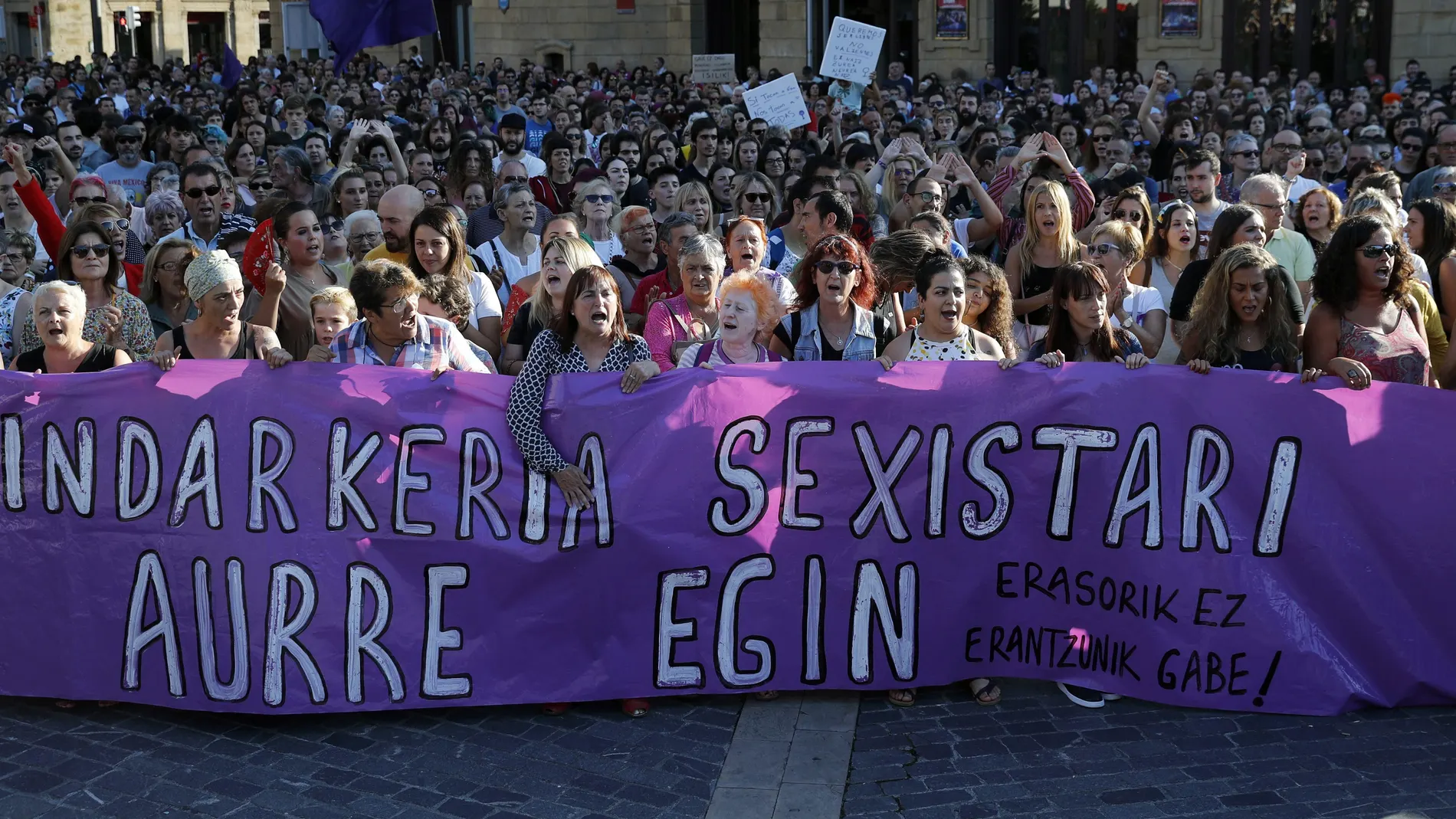 Miles de mujeres se concentran en Bilbao para denunciar la violación grupal de una joven a manos de seis individuos