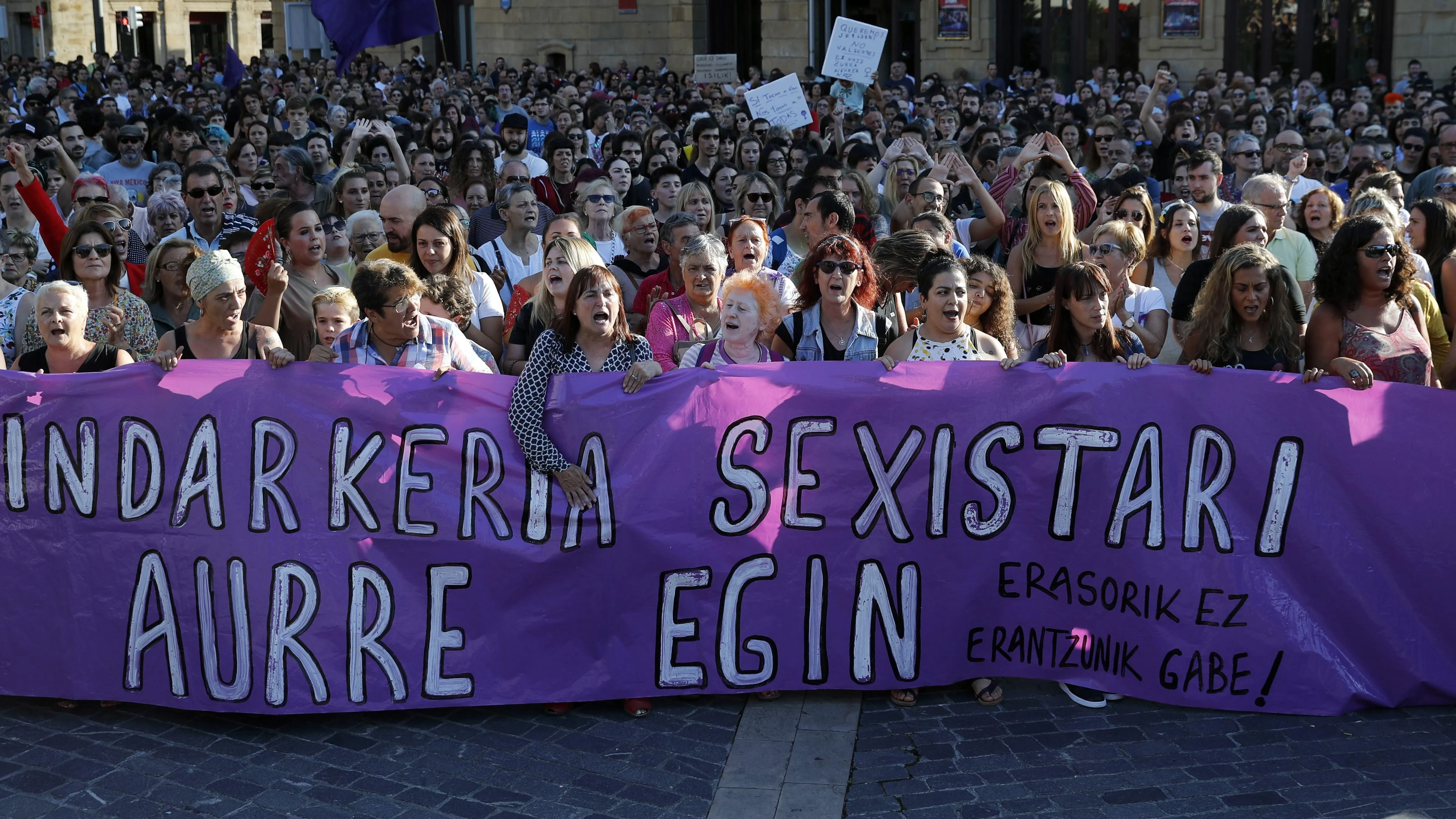 Miles de mujeres se concentran en Bilbao para denunciar la violación grupal de una joven a manos de seis individuos