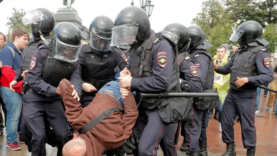 Varios policías antidisturbios se llevan en volandas a un manifestante Varios policías antidisturbios se llevan en volandas a un manifestante