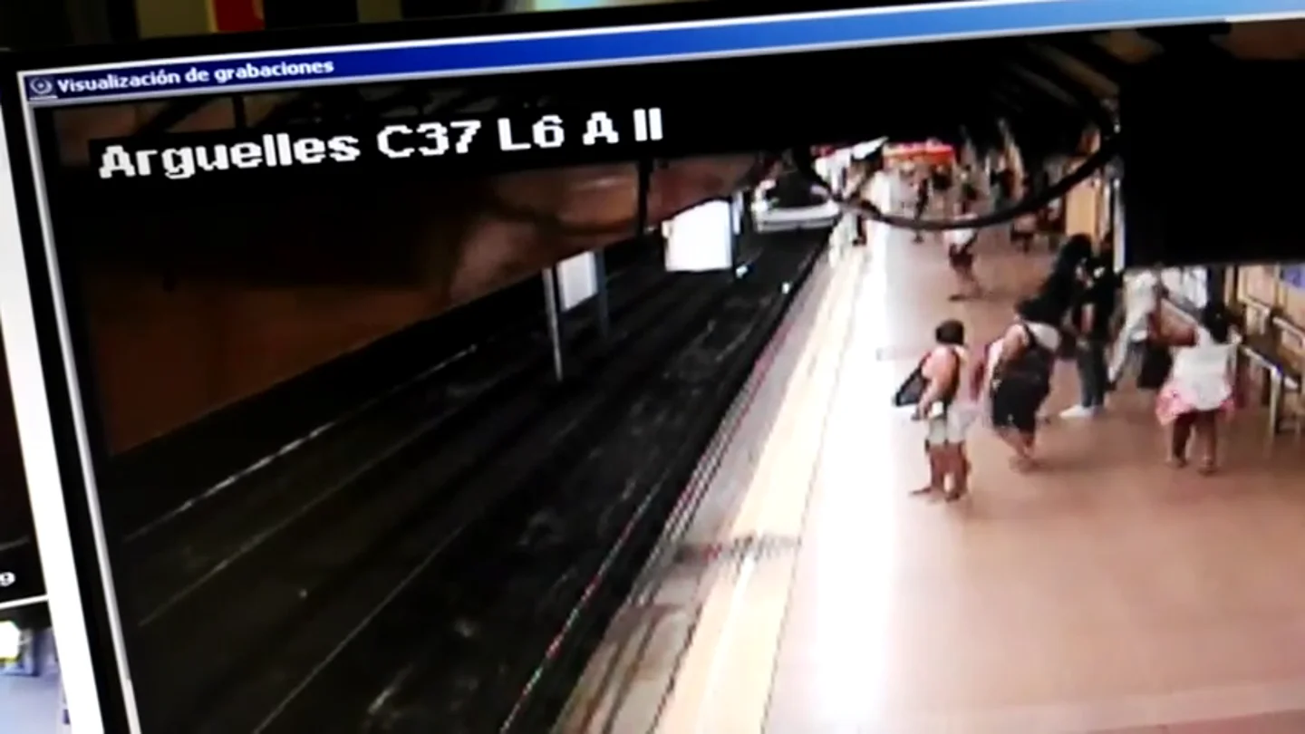 El vídeo del momento en el que un hombre empuja a otro a las vías del Metro de Madrid El vídeo del momento en el que un hombre empuja a otro a las vías del Metro de Madrid