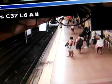 El vídeo del momento en el que un hombre empuja a otro a las vías del Metro de Madrid El vídeo del momento en el que un hombre empuja a otro a las vías del Metro de Madrid