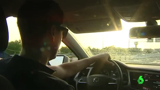 Un hombre en un coche es deslumbrado por el sol Un hombre en un coche es deslumbrado por el sol
