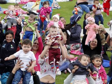 Unas 2.000 mujeres amamantan públicamente a sus bebés en Bogotá Unas 2.000 mujeres amamantan públicamente a sus bebés en Bogotá
