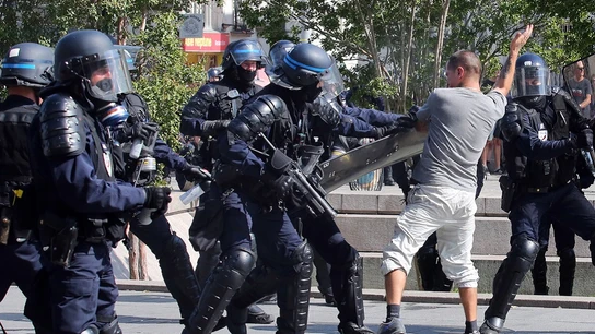 Policía francesa contra manifestantes en una protesta en Nantes Policía francesa contra manifestantes en una protesta en Nantes.