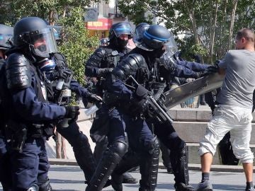 Policía francesa contra manifestantes en una protesta en Nantes Policía francesa contra manifestantes en una protesta en Nantes