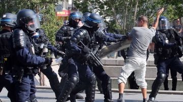 Policía francesa contra manifestantes en una protesta en Nantes
