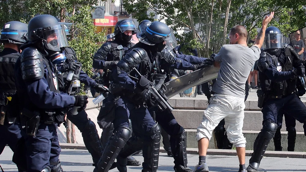 Policía francesa contra manifestantes en una protesta en Nantes.