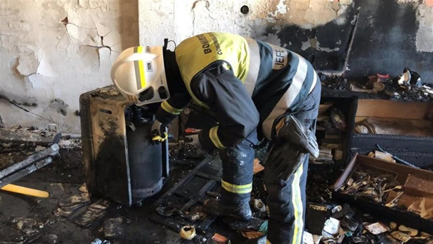 Un bombero trabaja en el lugar del incendio Un bombero trabaja en el lugar del incendio