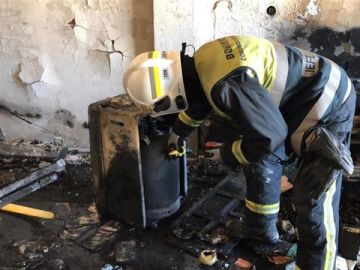 Un bombero trabaja en el lugar del incendio Un bombero trabaja en el lugar del incendio