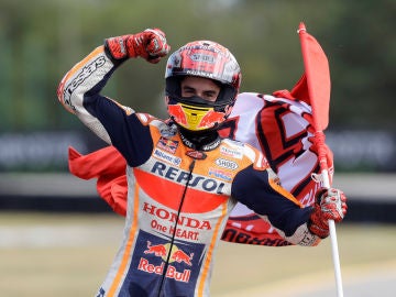 Marc Márquez celebra su victoria en Brno Marc Márquez celebra su victoria en Brno