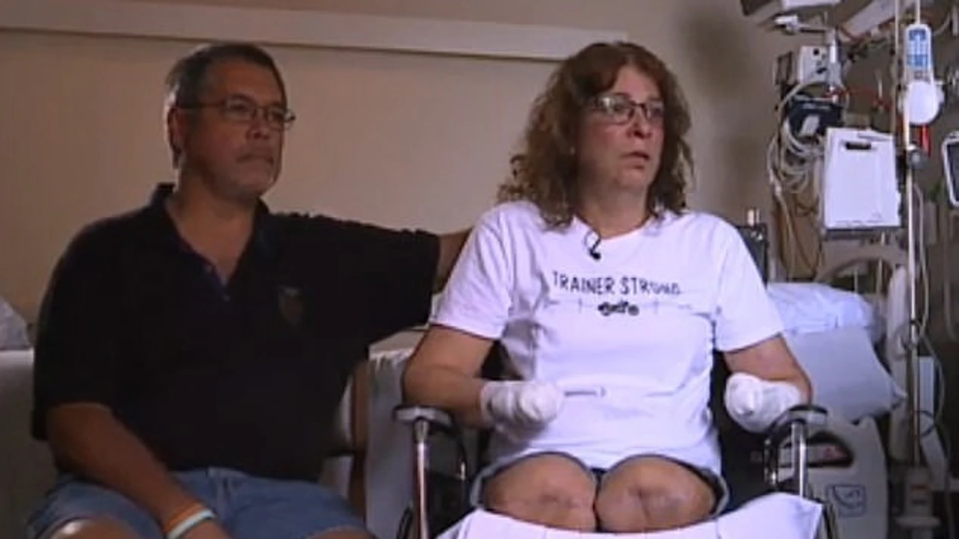La mujer de Ohio que perdió sus extremidades tras ser lamida por su perro.