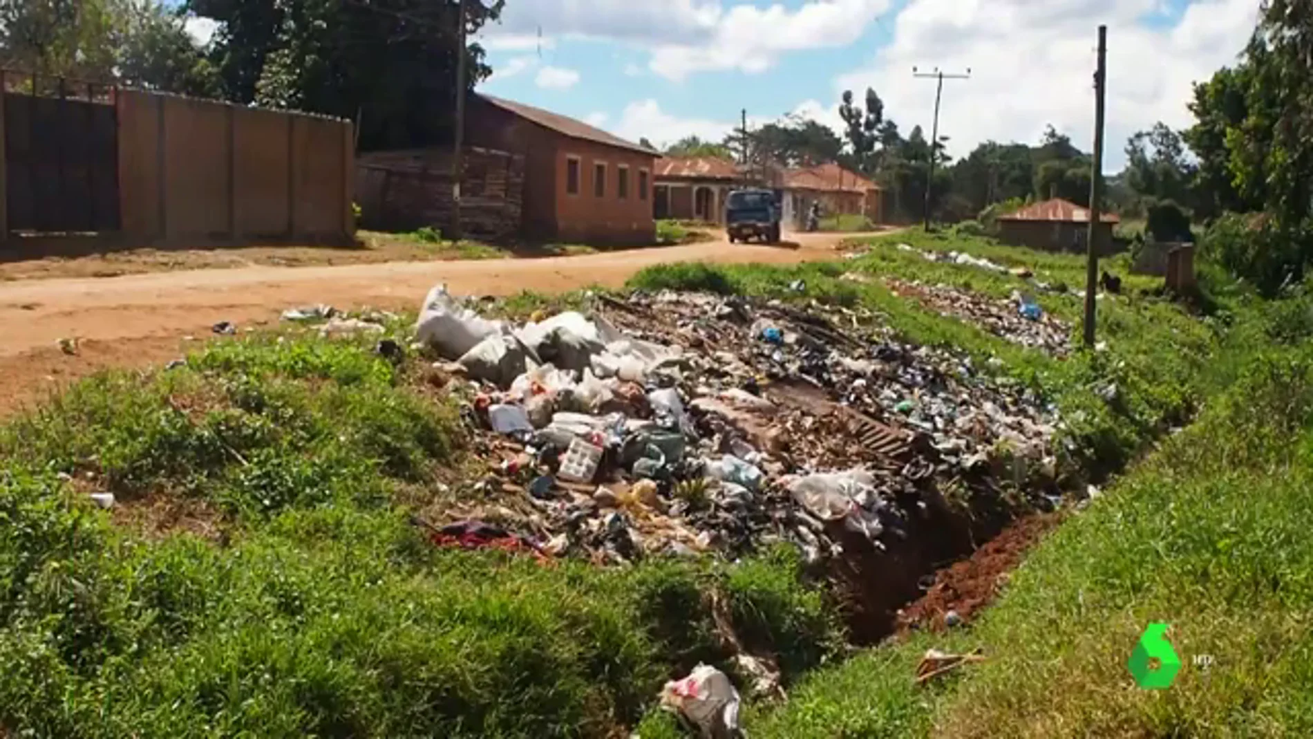 La lucha de dos ingenieros contra el plástico: así enseñan a darle un nuevo uso en un pueblo de Tanzania