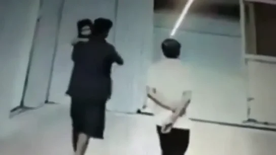 Un hombre secuestrando a una niña en una estación de ferrocarril en la India Un hombre secuestrando a una niña en una estación de ferrocarril en la India.